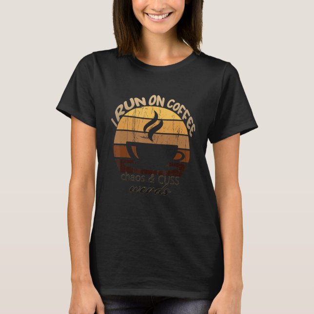 Camiseta I run on coffee chaos and cuss words (Frente)