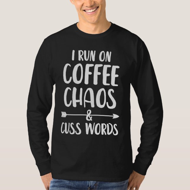 Camiseta I run on coffee chaos and cuss words (Frente)