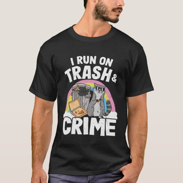 Camiseta I Run On Trash And Crime Garbage Can Rainbow Racco (Frente)