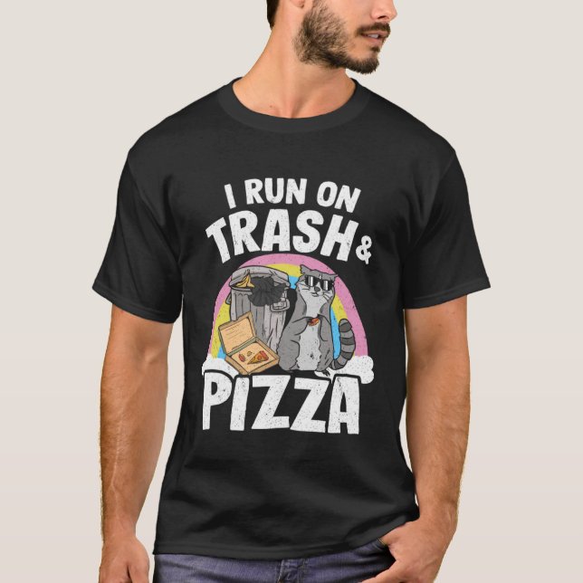 Camiseta I Run On Trash And Pizza Rainbow Raccoon (Frente)