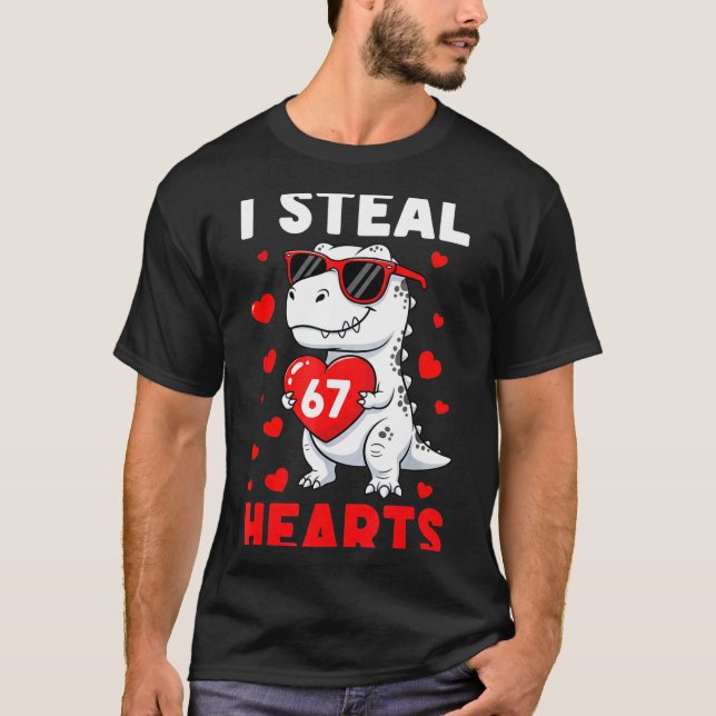 Camiseta I Steal 67 Hearts Funny 67 Valentine Dinosaur Men  (Frente)