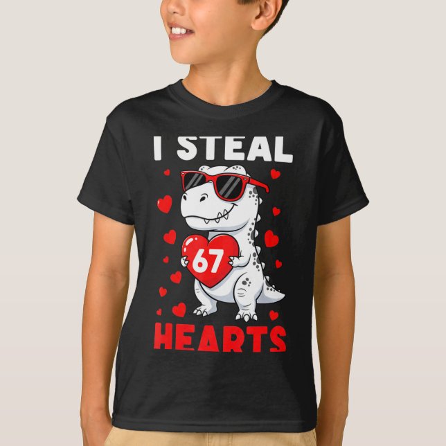 Camiseta I Steal 67 Hearts Funny 67 Valentine Dinosaur Men  (Frente)