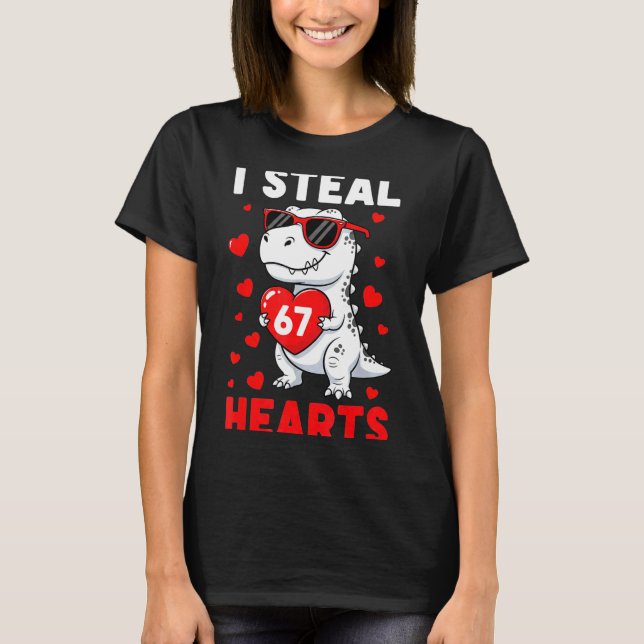 Camiseta I Steal 67 Hearts Funny 67 Valentine Dinosaur Men  (Frente)