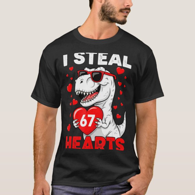 Camiseta I Steal 67 Hearts Funny 67 Valentine Dinosaur Men  (Frente)