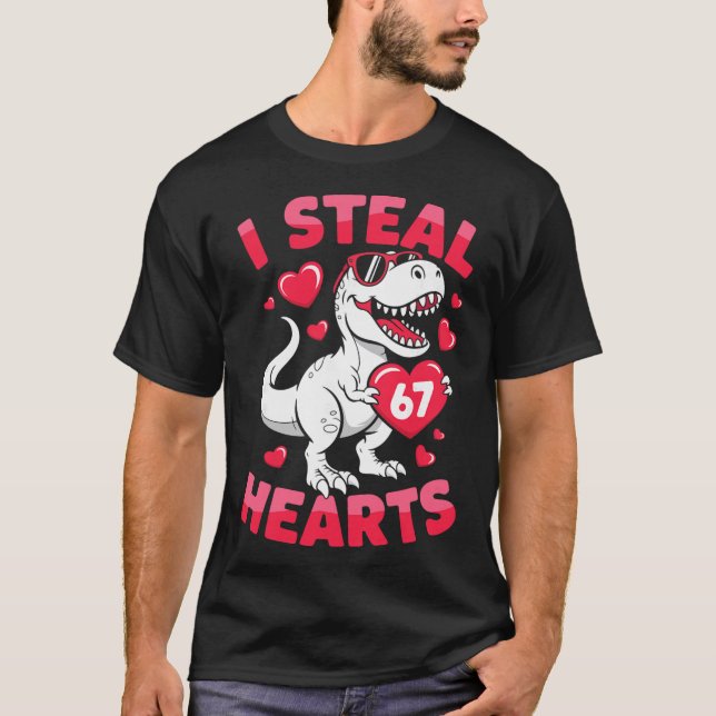 Camiseta I Steal 67 Hearts Funny 67 Valentine Dinosaur Men  (Frente)