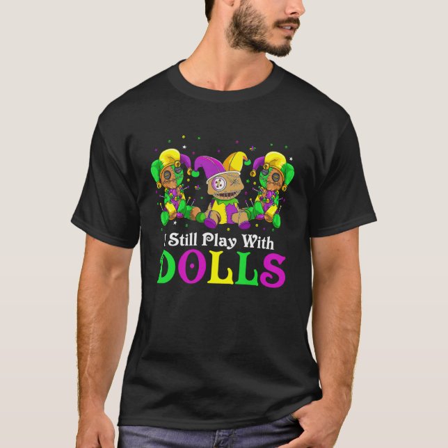 Camiseta I Still Play With Dolls Voodoo Mardi Gras Beads Je (Frente)