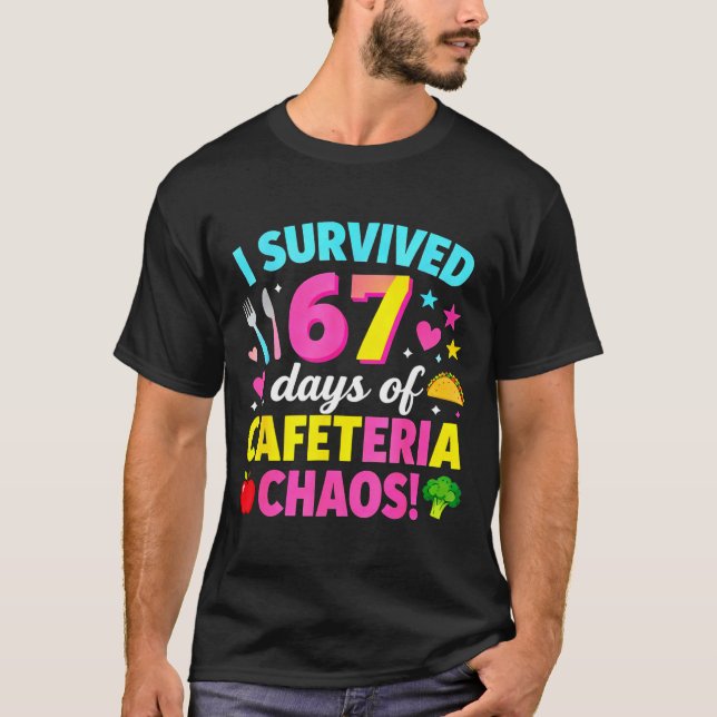 Camiseta I Survived 67 Days Of Cafeteria Chaos Meme  (Frente)