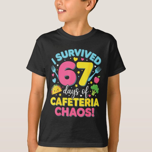 Camiseta I Survived 67 Days Of Cafeteria Chaos Meme  (Frente)