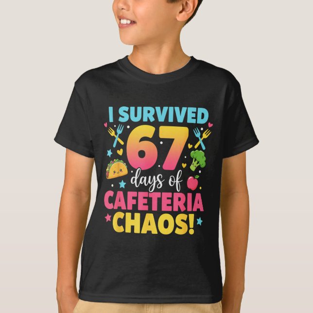 Camiseta I Survived 67 Days Of Cafeteria Chaos Meme  (Frente)