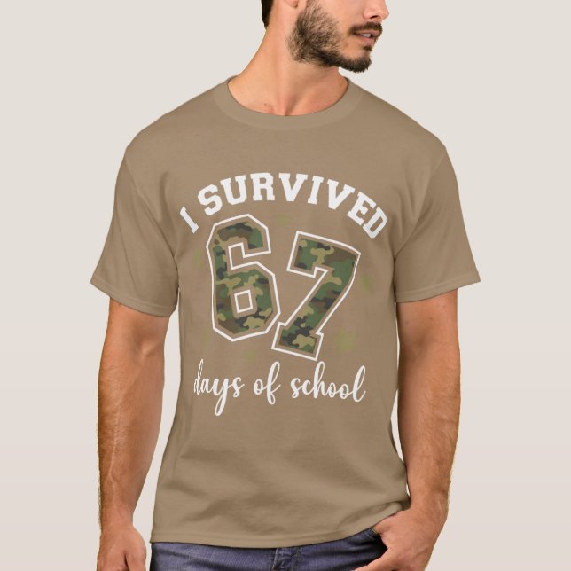 Camiseta I Survived 67 Days of School Camo Si Seven 67 Meme (Frente)
