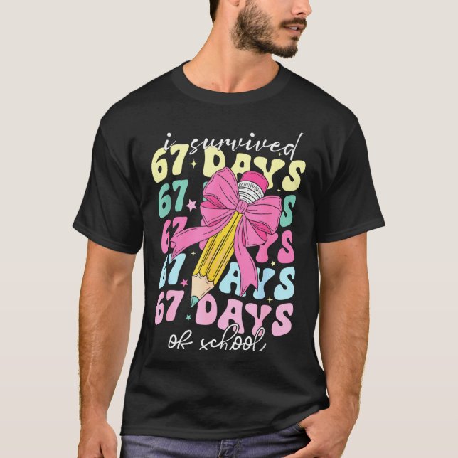 Camiseta I Survived 67 Days Of School Coquette Bow Student  (Frente)