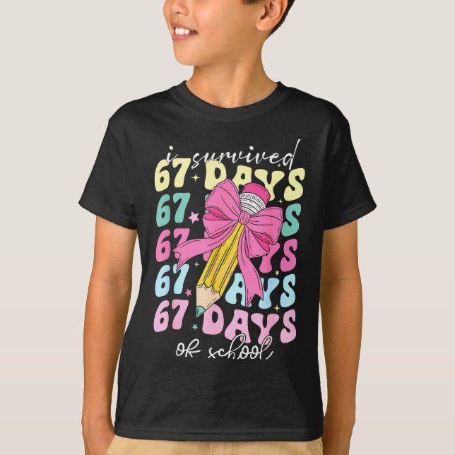 Camiseta I Survived 67 Days Of School Coquette Bow Student  (Frente)
