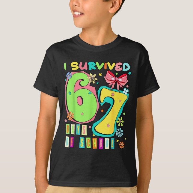 Camiseta I Survived 67 Days Of School Coquette Bow Teachers (Frente)