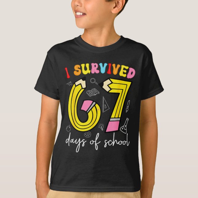 Camiseta I Survived 67 Days Of School Funny 6 7 Meme Teache (Frente)