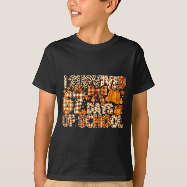 Camiseta I Survived 67 Days Of School Funny Meme Fall Desig (Frente)