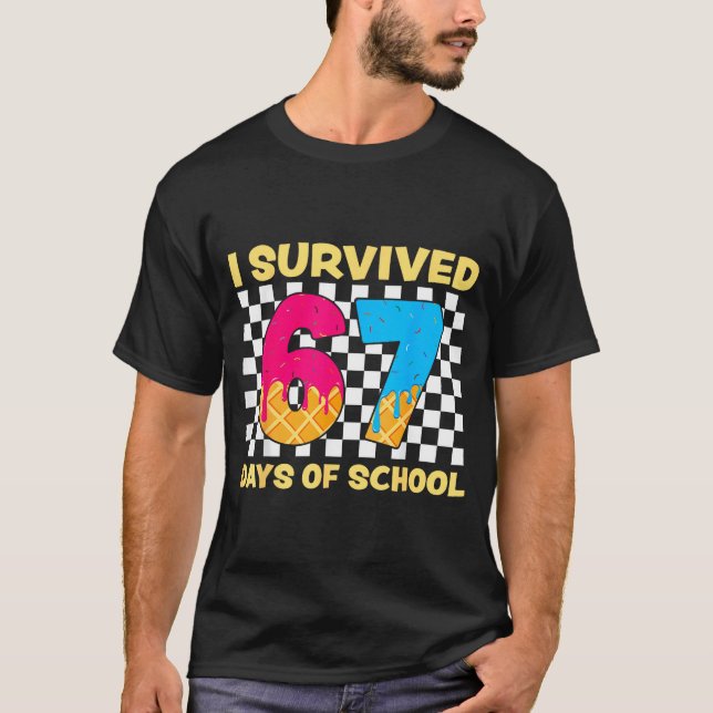 Camiseta I Survived 67 Days Of School Funny Meme Student Te (Frente)