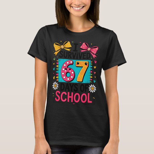 Camiseta I Survived 67 Days Of School Funny Meme Teacher Me (Frente)