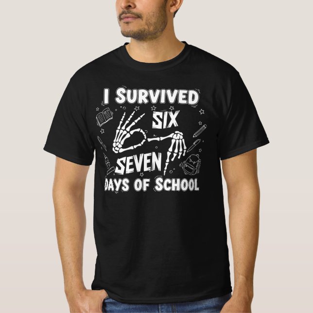Camiseta I Survived 67 Days of School | Funny Skeleton Meme (Frente)