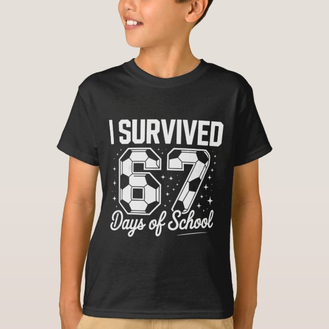 Camiseta I Survived 67 Days Of School Funny Soccer  (Frente)
