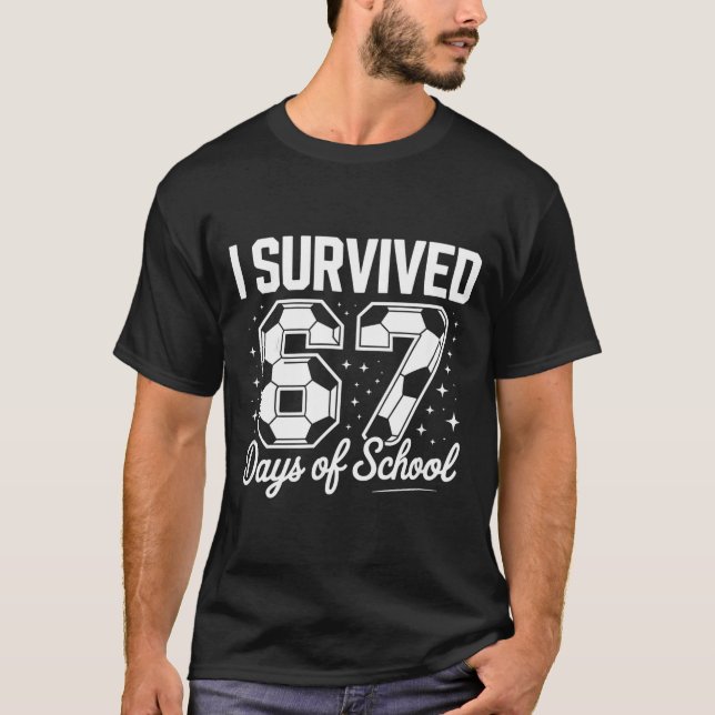 Camiseta I Survived 67 Days Of School Funny Soccer  (Frente)