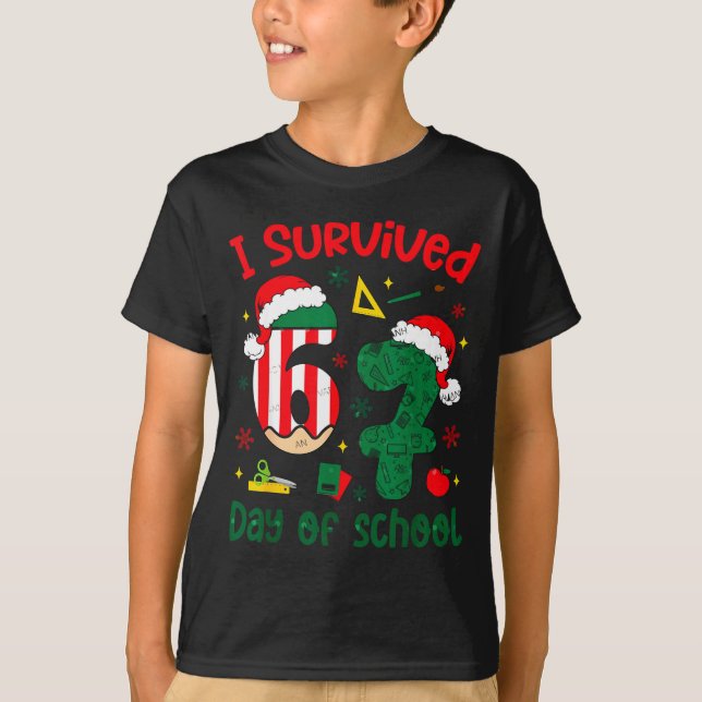 Camiseta I Survived 67 Days Of School Student Christmas Hum (Frente)