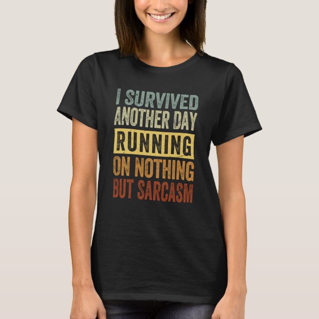 Camiseta I Survived Another Day Running On Nothing But Sarc (Frente)