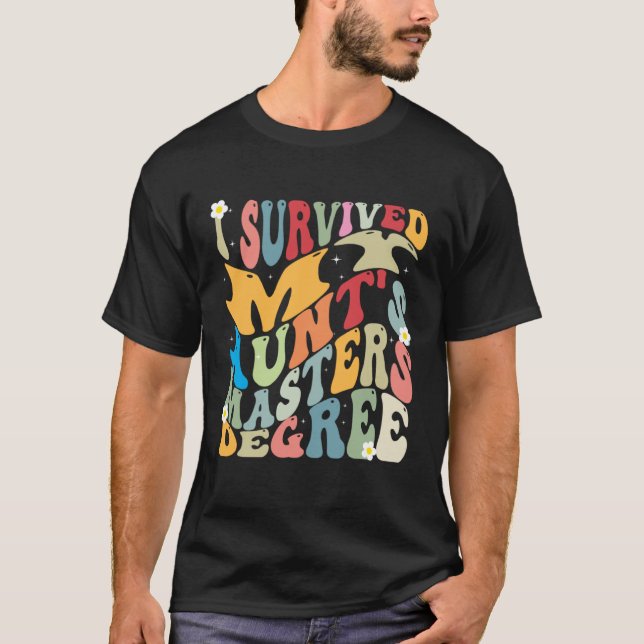 Camiseta I Survived My Aunt s Masters Degree Groovy Graduat (Frente)
