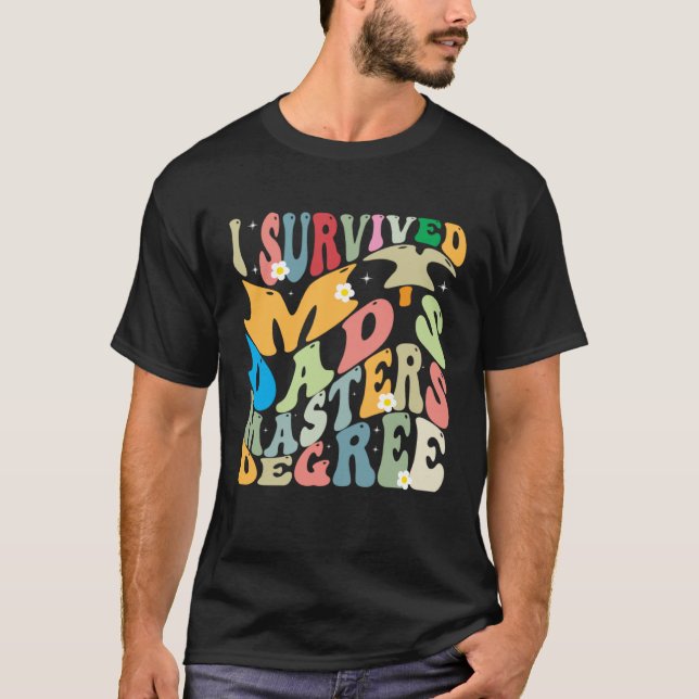 Camiseta I Survived My Dad's Masters Degree Groovy Graduati (Frente)
