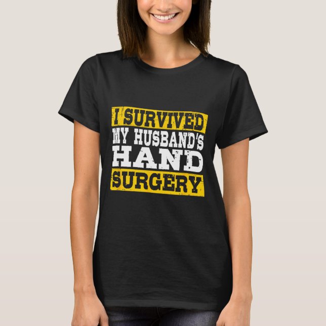 Camiseta I Survived My Husband's Hand Surgery Funny Recover (Frente)