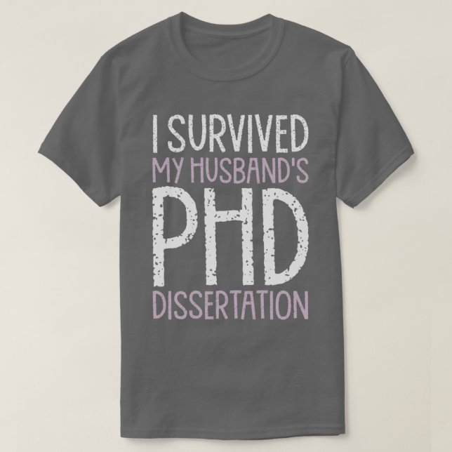Camiseta I Survived My Husbandx27s PhD Dissertation Funny P (Frente do Design)