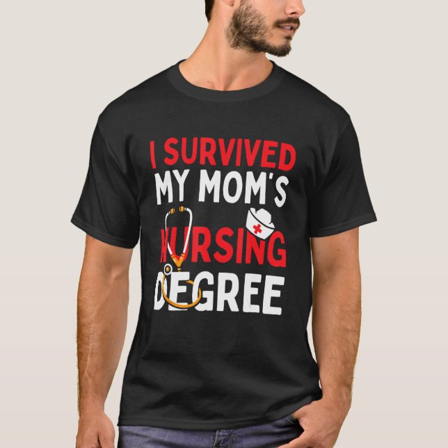 Camiseta I Survived My Mom's Nursing Degree Funny Graduatio (Frente)