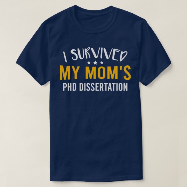 Camiseta I Survived My Momx27s PhD Dissertation Funny Docto (Frente do Design)