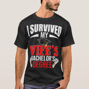 Camiseta I Survived My Wifes Bachelors Degree Funny Graduat