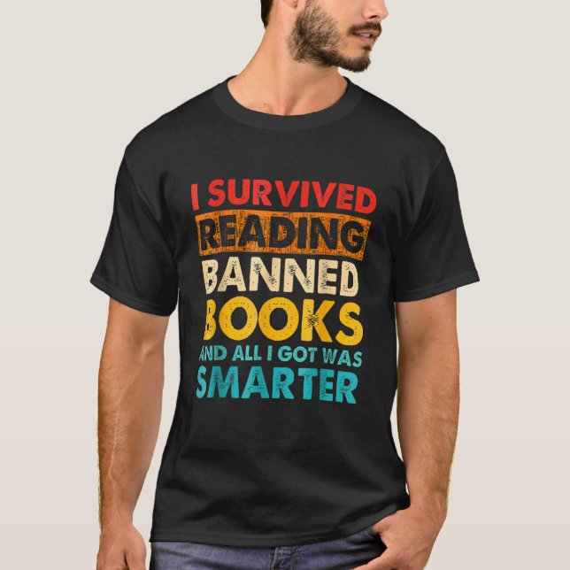 Camiseta I Survived Reading Banned Books Book   Bookaholic (Frente)