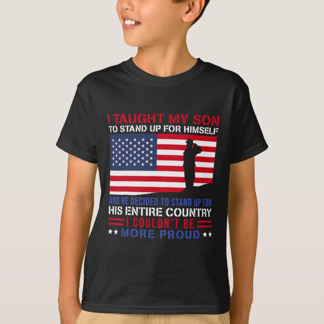 Camiseta I Taught My Son How To Stand Up Proud Military Mom (Frente)
