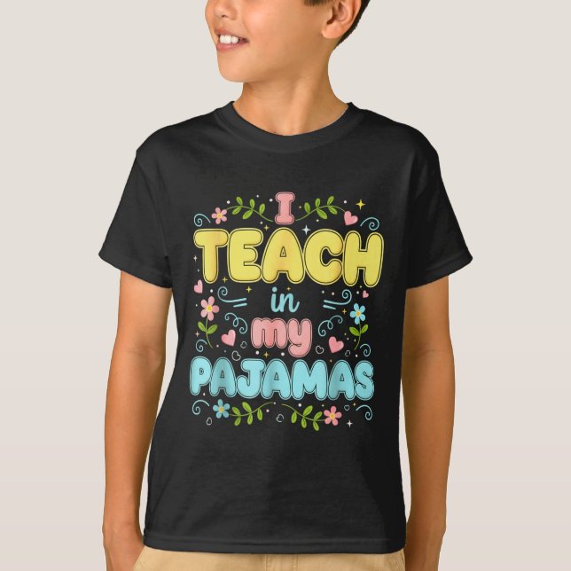 Camiseta I Teach In My Pajamas Funny Online Virtual Teacher (Frente)