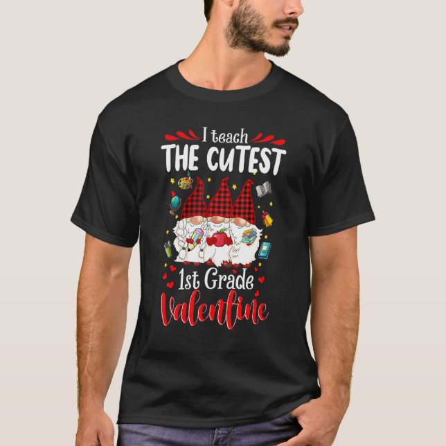 Camiseta I Teach The Cutest 1st Grade Valentines Gnomes Tea (Frente)