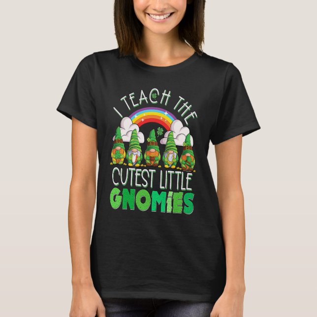 Camiseta I Teach the Cutest Little Gnomies Teacher St Patri (Frente)