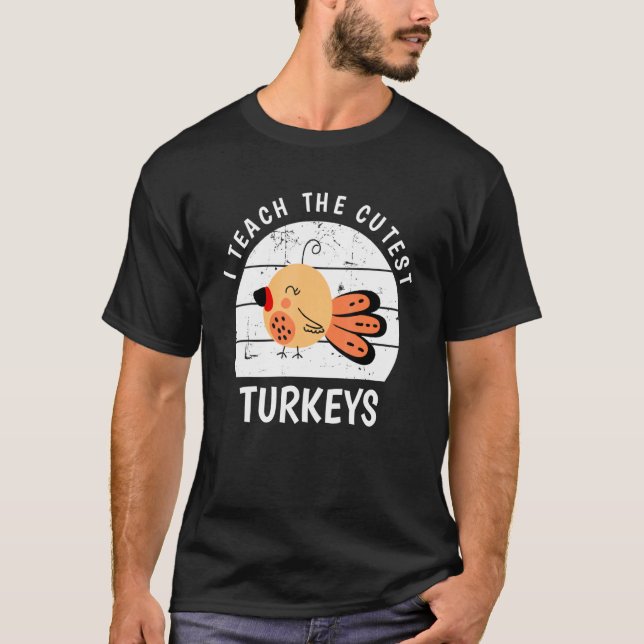 Camiseta I Teach The Cutest Little Turkeys Thanksgiving Day (Frente)