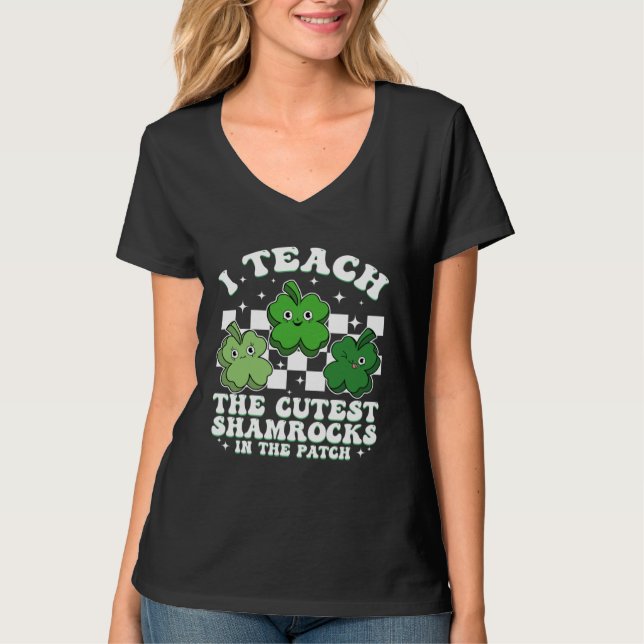 Camiseta I Teach The Cutest Shamrocks Groovy Teacher St Pat (Frente)