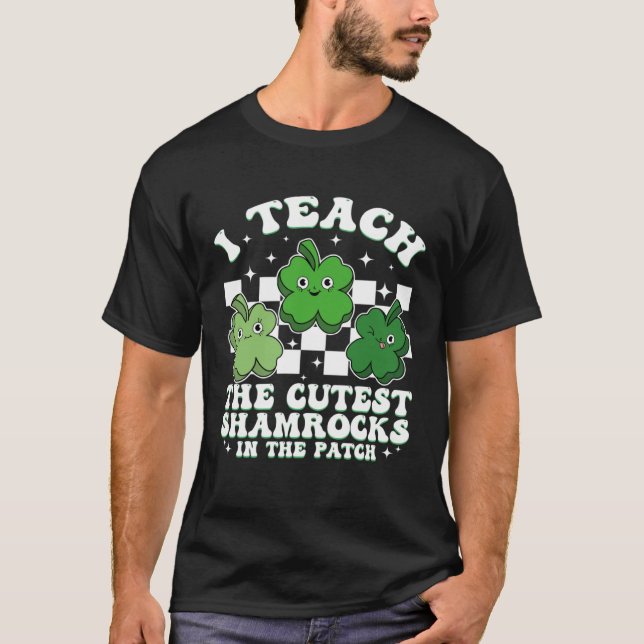 Camiseta I Teach The Cutest Shamrocks Groovy Teacher St Pat (Frente)