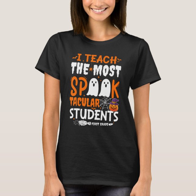 Camiseta I Teach The Most Spook Tacular Students 1st Grade  (Frente)