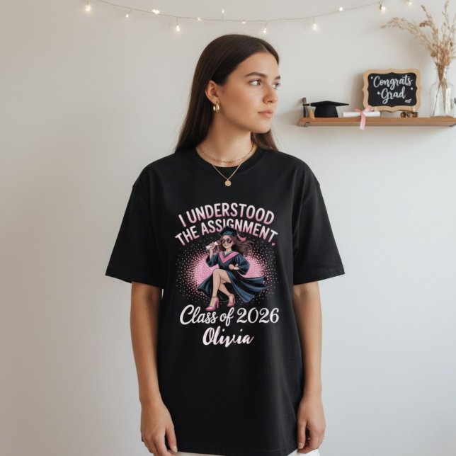 Camiseta I Understood the Assignment Grad - Class of 2026 (Criador carregado)