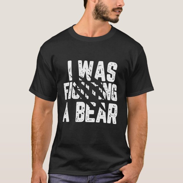 Camiseta I Was Fighting A Bear  Injury Get Well Soon Tee (Frente)