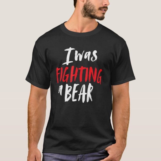 Camiseta I Was Fighting A Bear Shoulder Broken Leg Surgery  (Frente)