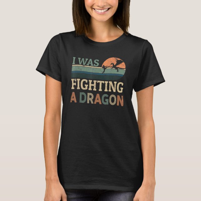 Camiseta I Was Fighting A Dragon  Injury Broken Quick Recov (Frente)