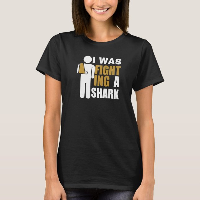 Camiseta I Was Fighting A Shark  Broken Arm Fracture (Frente)