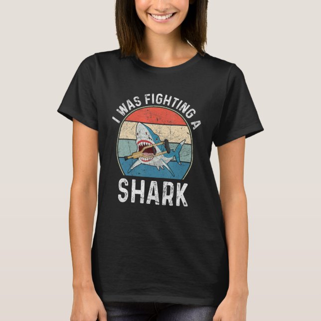 Camiseta I Was Fighting A Shark  Broken Leg 3 (Frente)