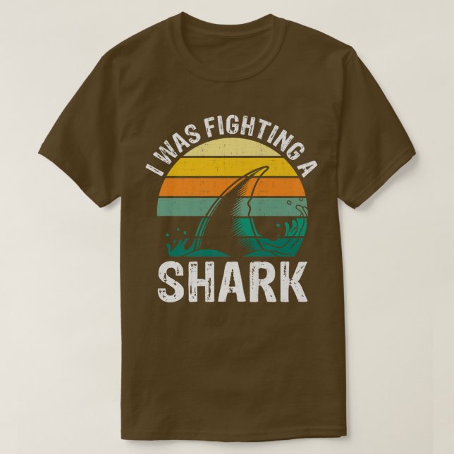Camiseta I Was Fighting A Shark  Broken Leg 442  (Frente do Design)