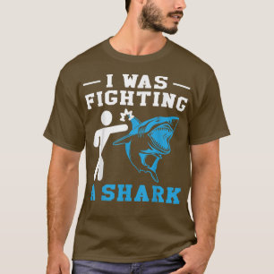 Camiseta I Was Fighting A Shark Funny Arm Injury Broken Han